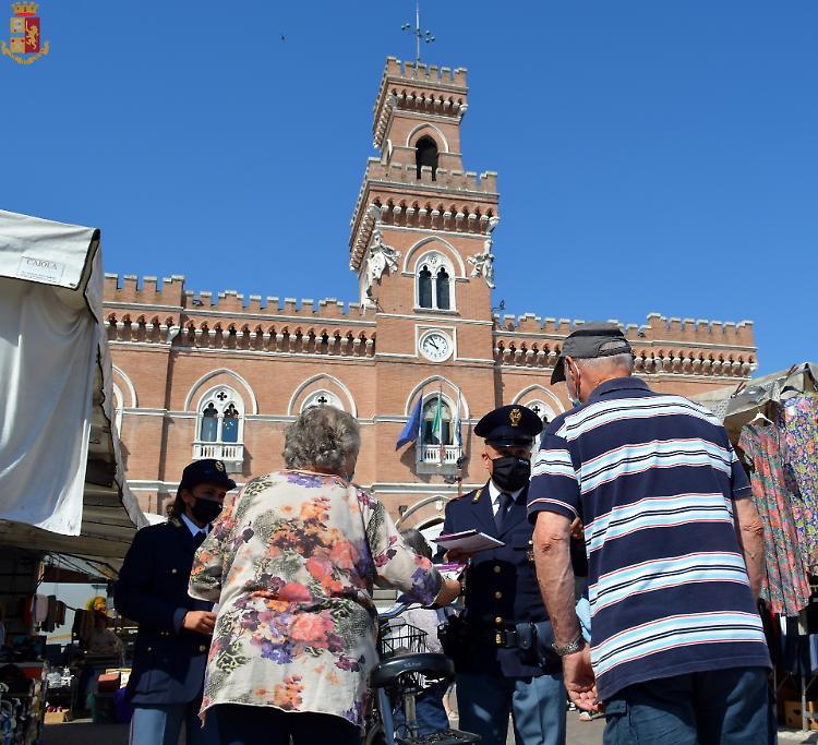 Il gazebo della Polizia di Stato a Casalmaggiore