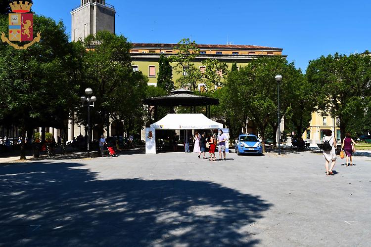 Il gazebo della Polizia di Stato a Cremona