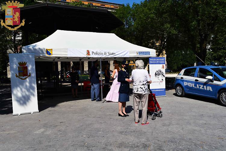 Il gazebo della Polizia di Stato a Cremona