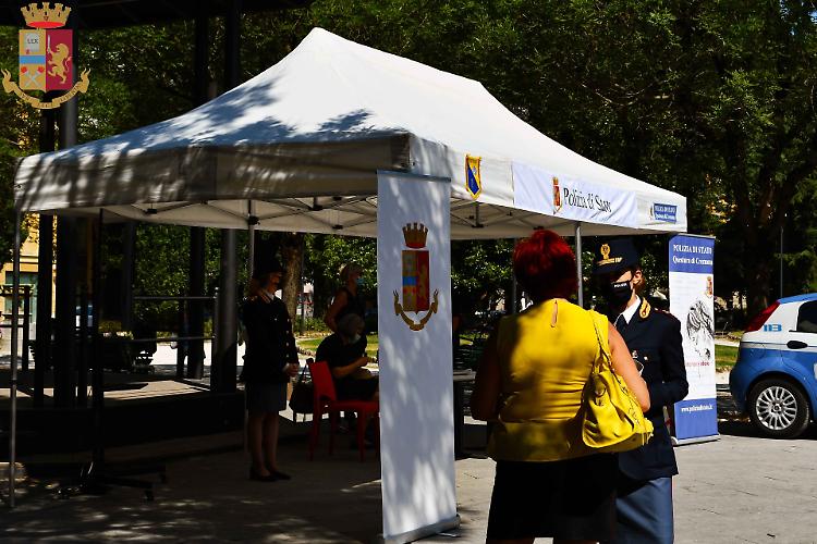 Il gazebo della Polizia di Stato a Cremona