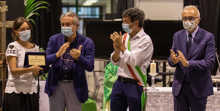 GRUPPO ARTICOLO 32: premiano Rosario Canino, Gianluca Galimberti e Vito Danilo Gagliardi