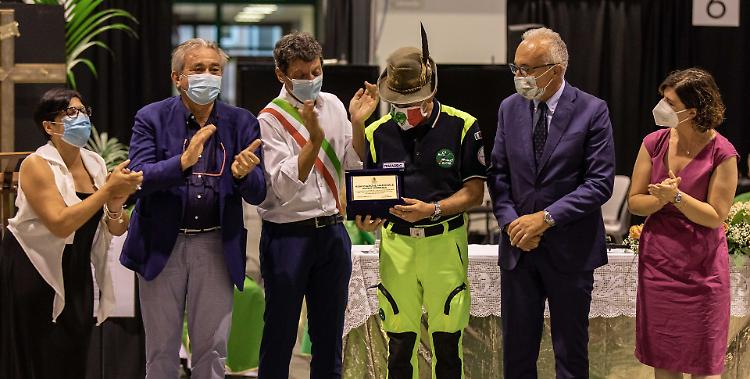 ASSOCIAZIONE ALPINI: il premio consegnato da Canino (Asst),  dal sindaco Galimberti e dal prefetto Gagliardi