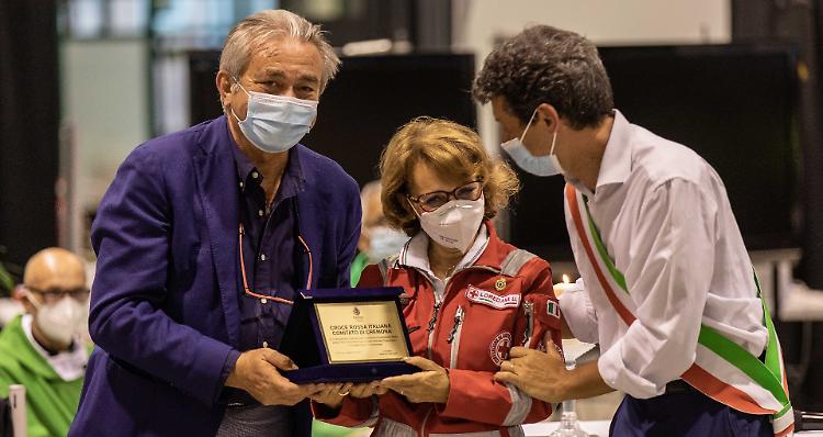 CROCE ROSSA: Canino (Asst) e il sindaco Galimberti premiano la presidente Loredana Uberti