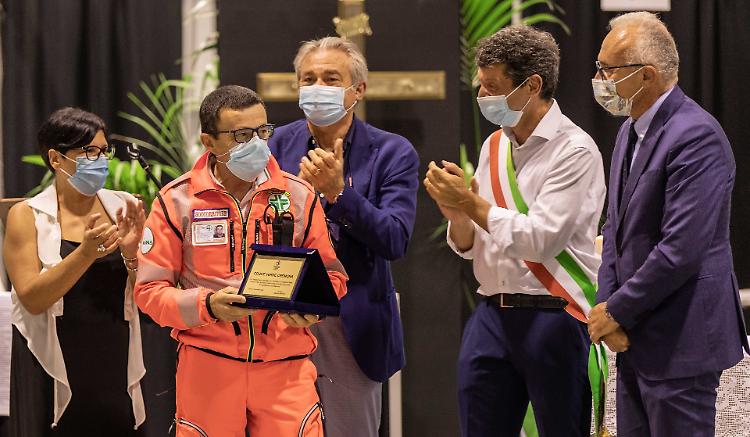 CROCE VERDE: l’applauso di Viola, Canino, Galimberti e Gagliardi al rappresentante del gruppo