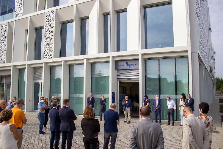 Un momento dell'inaugurazione del nuovo sportello clienti di Padania Acque