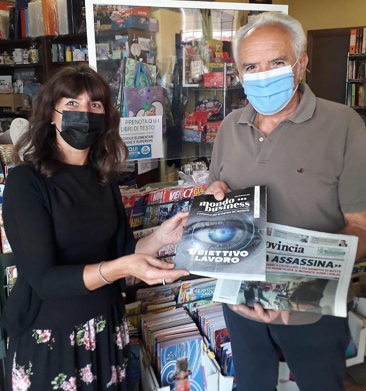 Simona Cavagnoli dell'edicola di Spinadesco con il lettore Costantino Barbisotti