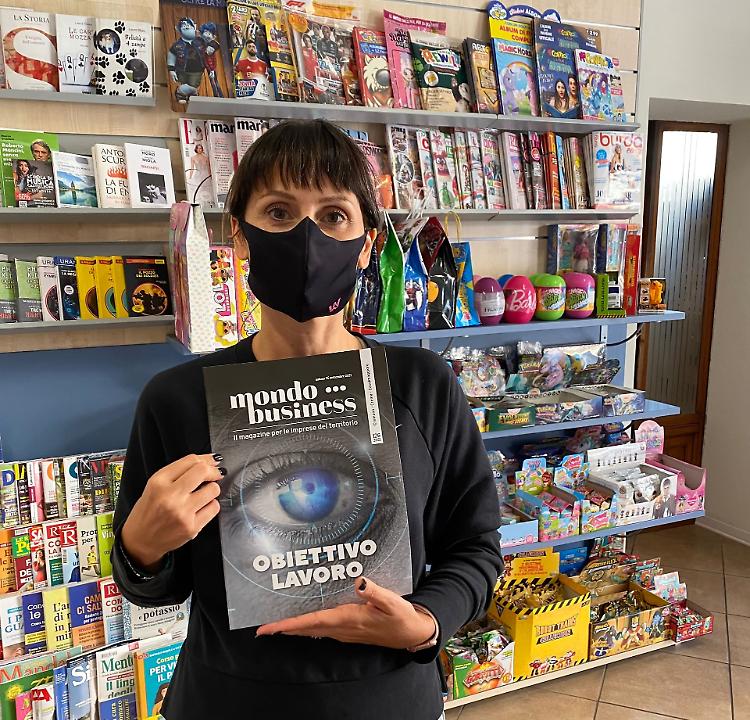 Simona Lanzi ritira la copia di Mondo Business all'edicola Soresinese