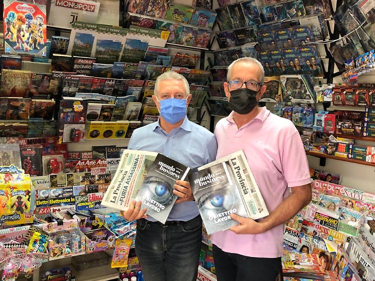 Renato Zelioli riceve le copie da Fabio dell'edicola Ballardini di Cremona