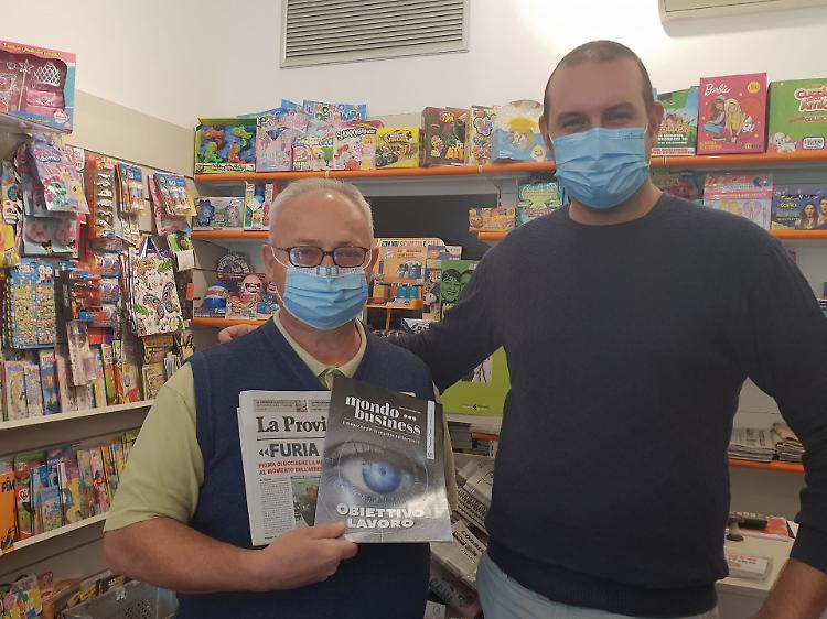 Giambattista Bonini ritira La Provincia e Mondo Business all'edicola di Marco Baselli di Piazza Garibaldi a Crema
