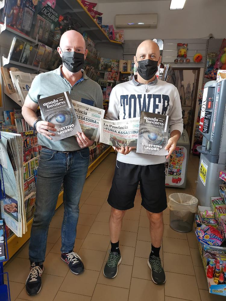 Filippo dell'ed. Sforza del quartiere Zaist consegna a Roberto Righetti La Provincia con Mondo Business