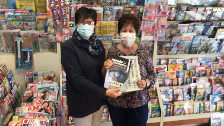 Laura, titolare dell'edicola Fioni di Castelverde, consegna Mondo Business a Marinella Premoli