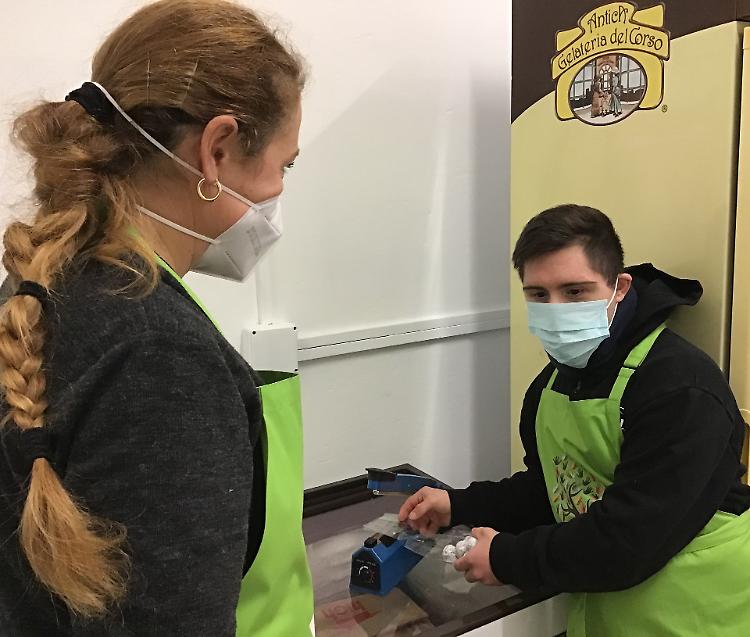 Simone impegnato a confezionare i dolci con passione