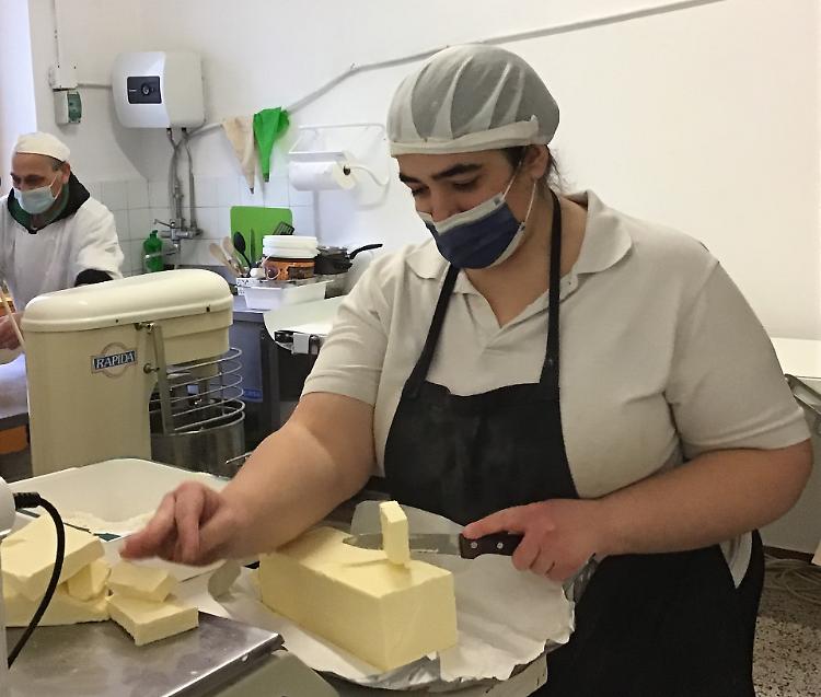 Valentina al lavoro nel laboratorio di pasticceria