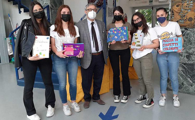 Il preside Flavio Arpini con alcune studentesse dell’Anguissola