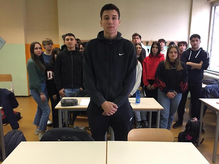 Negrini, giocatore della Cremonese, e la 5AAFM del Ghisleri