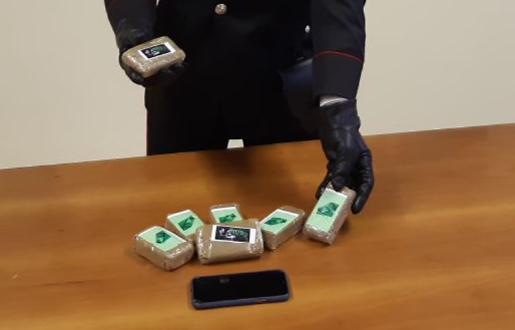 In auto 700 grammi di hascish, arrestati due 21enni