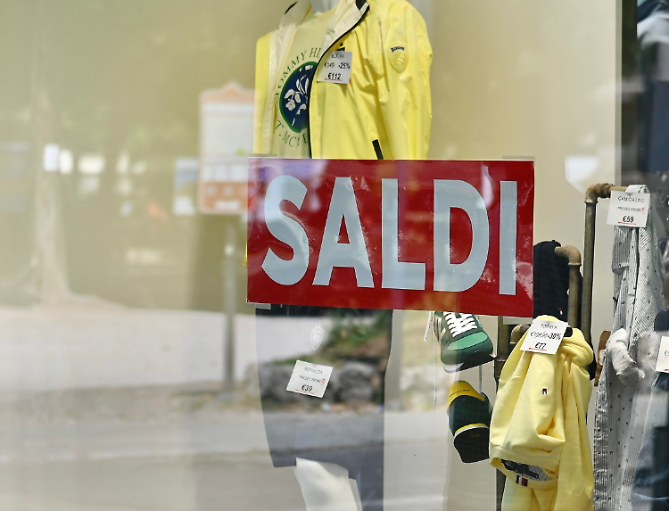 Saldi, partenza in chiaroscuro: e c'è chi vuole abolirli