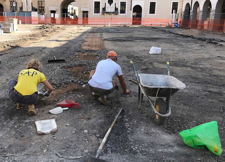 Cantiere in piazza: e spunta il cotto dei Gonzaga