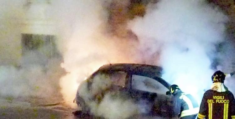 Auto in fiamme in cortile, rogo domato dai pompieri