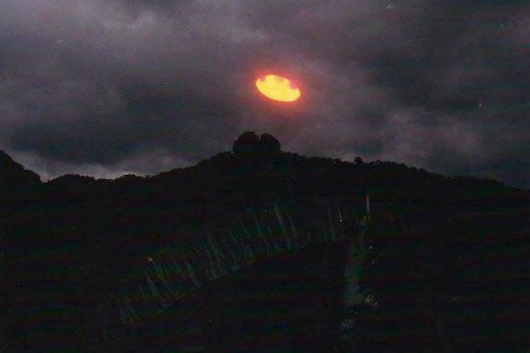 'Cilindro infuocato in cielo', mistero a Cremona