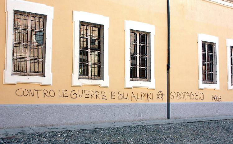 Piazza Sant'Agostino ancora imbrattata
