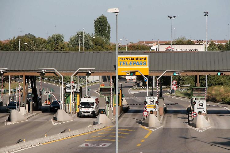 Incidente sulla A21: veicolo in fiamme e tir coinvolto, code fino a 4 chilometri
