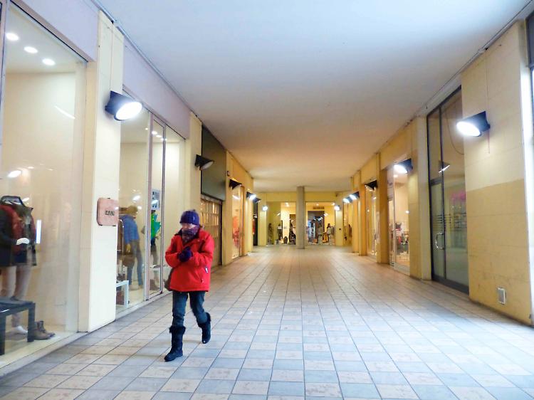 Non ci sono più soldi: il Comune blocca il contributo annuale per l'illuminazione della centrale Galleria Gorni