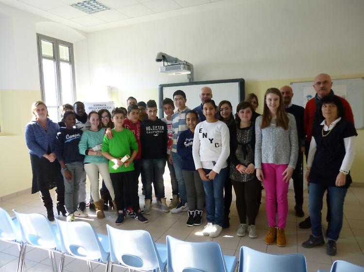 Sicurezza dei cantieri, menzione speciale alla terza A della media di Cingia (Dedalo 2000)