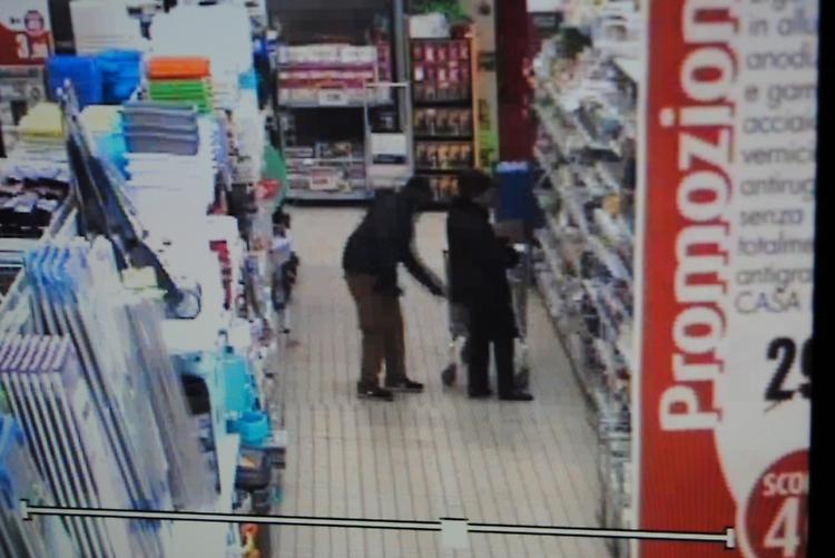 Via il borsello con contanti, due cellulari e un bracciale