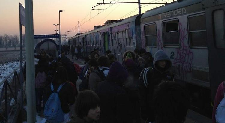 Soppressioni e carrozze ghiacciate, giovedì nero dei pendolari