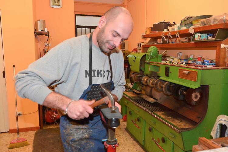 Ingegnere torna al mestiere del nonno, il calzolaio