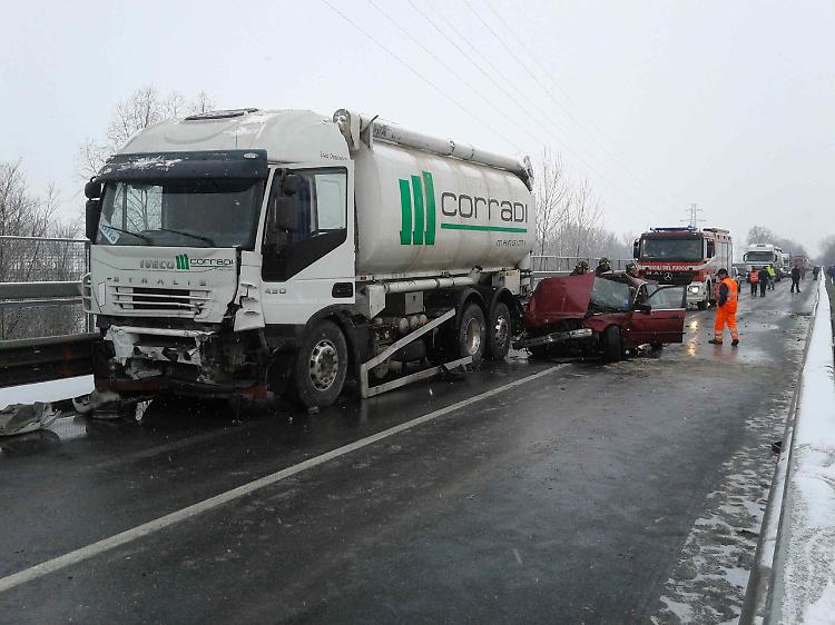 Scontro auto-camion sul ponte di Po, un morto e due feriti. Riaperta la circolazione