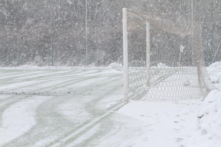 Neve sul campo di calcio