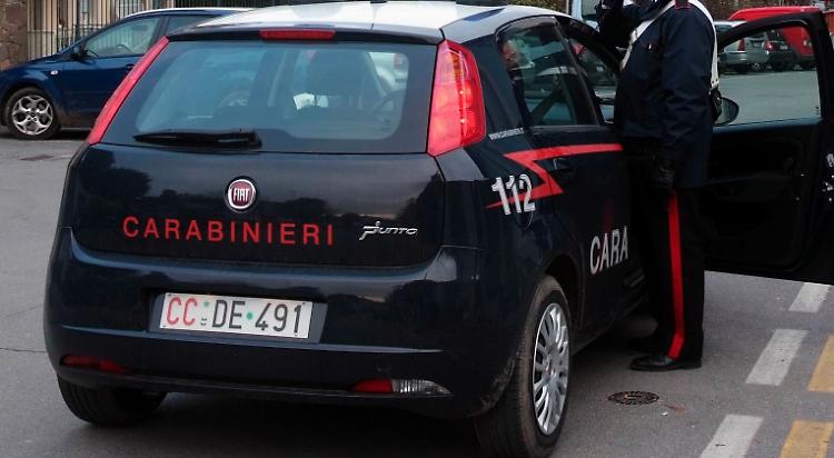 Rubano nella piazzola ecologica, arrestati due rumeni