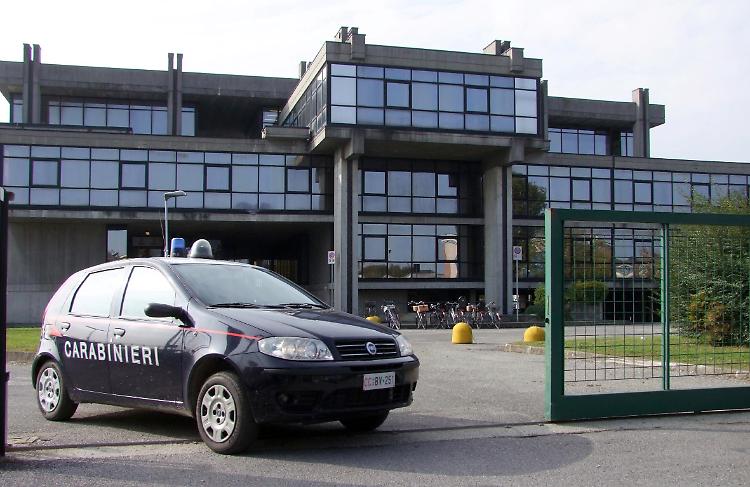 Una pattuglia dei carabinieri all'uscita del tribunale di Crema
