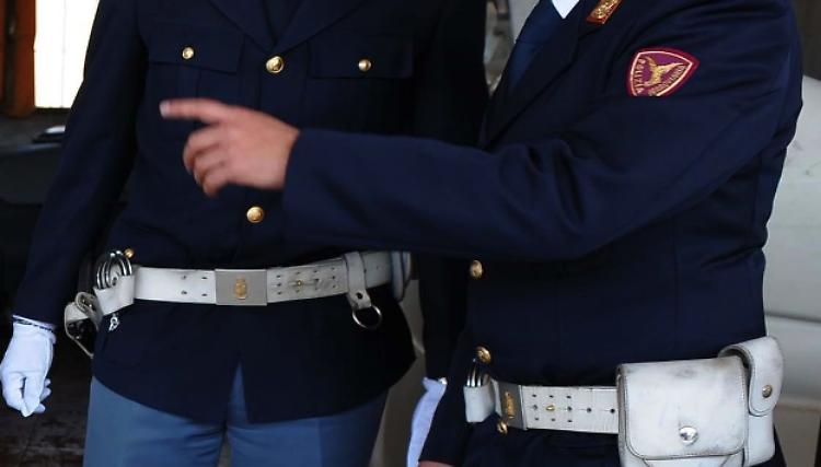Nasconde la merce nelle giacche, denunciata coppia con passeggino