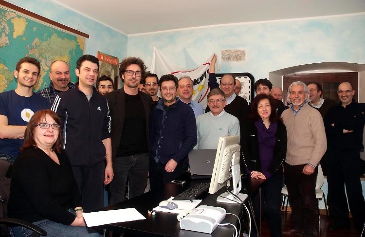 Il neo parlamentare del M5S Toninelli festeggia con gli altri grillini 