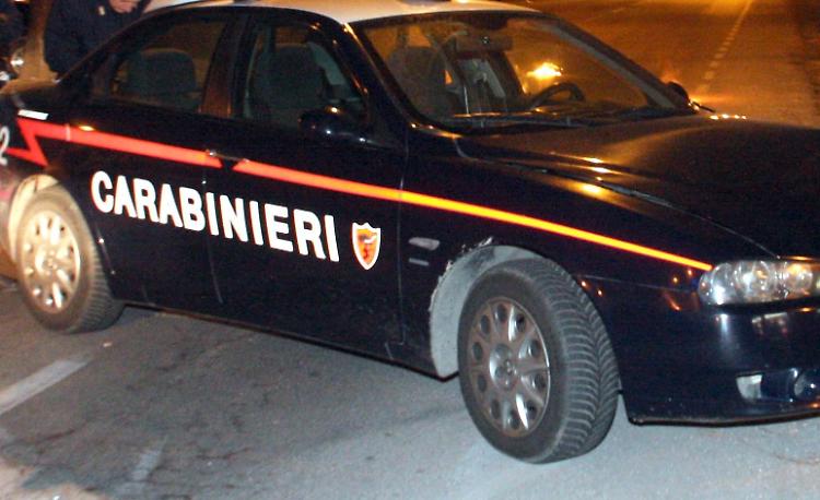 Due ventenni rapinate al distributore