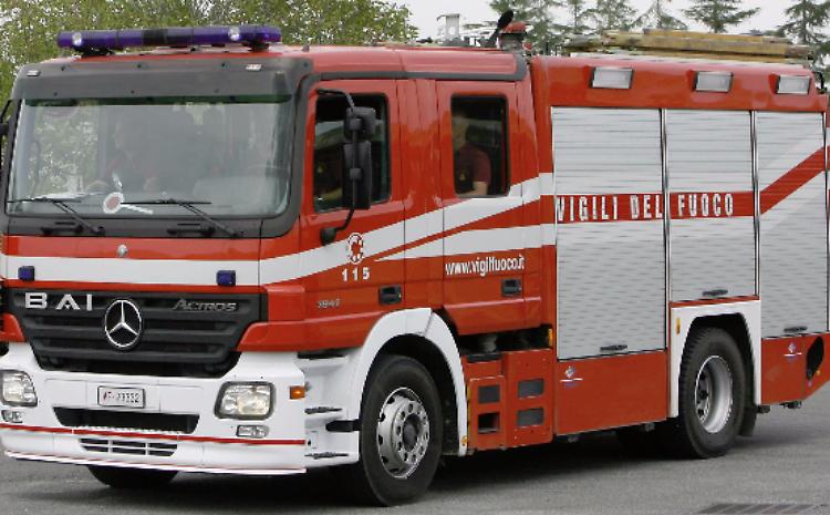 Trattore a fuoco, due ore di lavoro per i pompieri