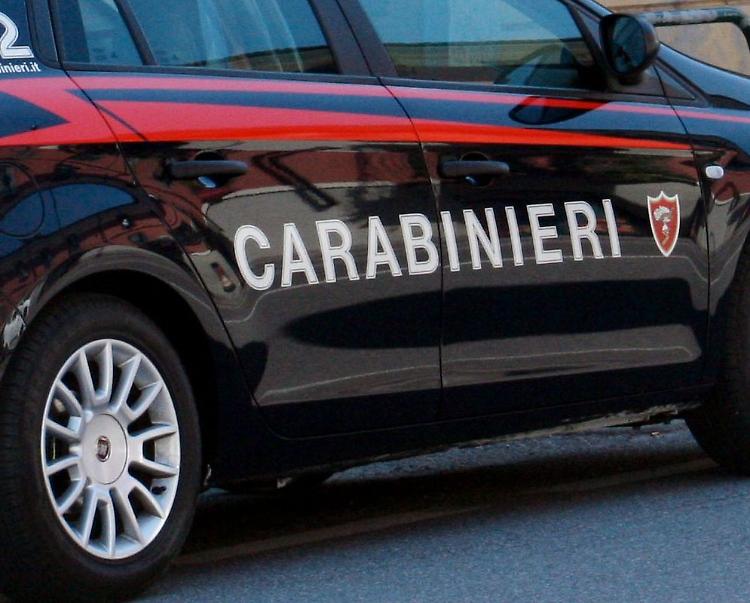 Inganna anziano, denaro sottratto