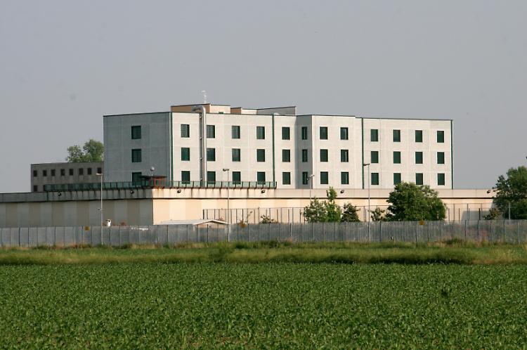 Carcere nel caos: detenuti si lesionano il corpo e tentano il suicidio, altri danno fuoco alla cella