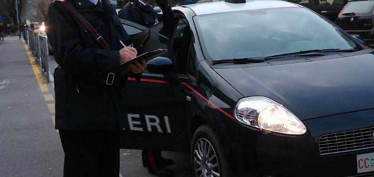 Torna in città nonostante un divieto e crea il caos in Duomo, denunciata