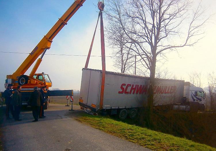 'Ipnotizzato' dal navigatore, camion si ribalta sull'argine