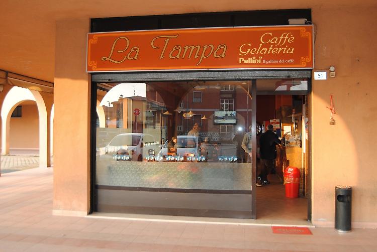 Assalto al bar pistola in pugno, via 300 euro