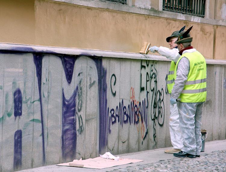 Capra Plasio, alpini di nuovo in campo contro le scritte