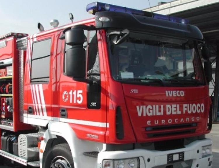 Frontale sulla Giuseppina, auto ribaltata nel campo: quattro feriti