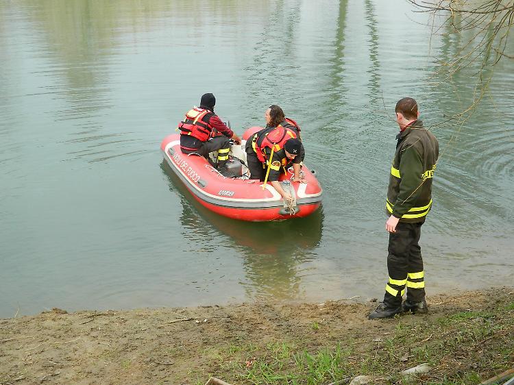 Recuperato nel fiume il corpo di una ragazza