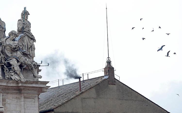 Altra fumata nera, i cardinali torneranno in Sistina nel pomeriggio
