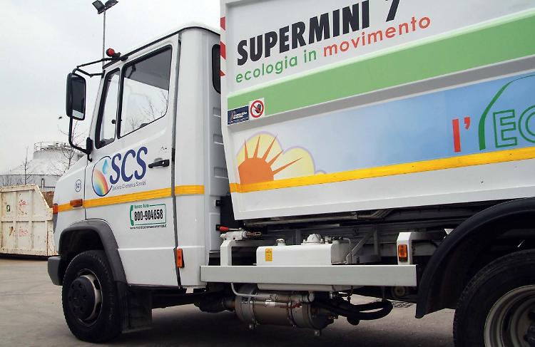 Un mezzo di Scs per la raccolta rifiuti