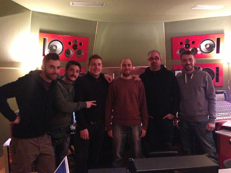 I Good Vibe Styla al lavoro al Red Room Studio di Parigi
